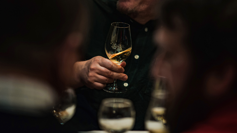 Roteiros que encantam os amantes de vinho: descubra com Kelsem Ricardo Rios Lima os melhores destinos para brindar com estilo.