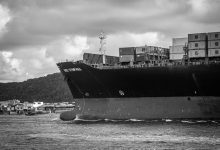 Navio porta-contêineres no Porto de Santos, em imagem em preto e branco.