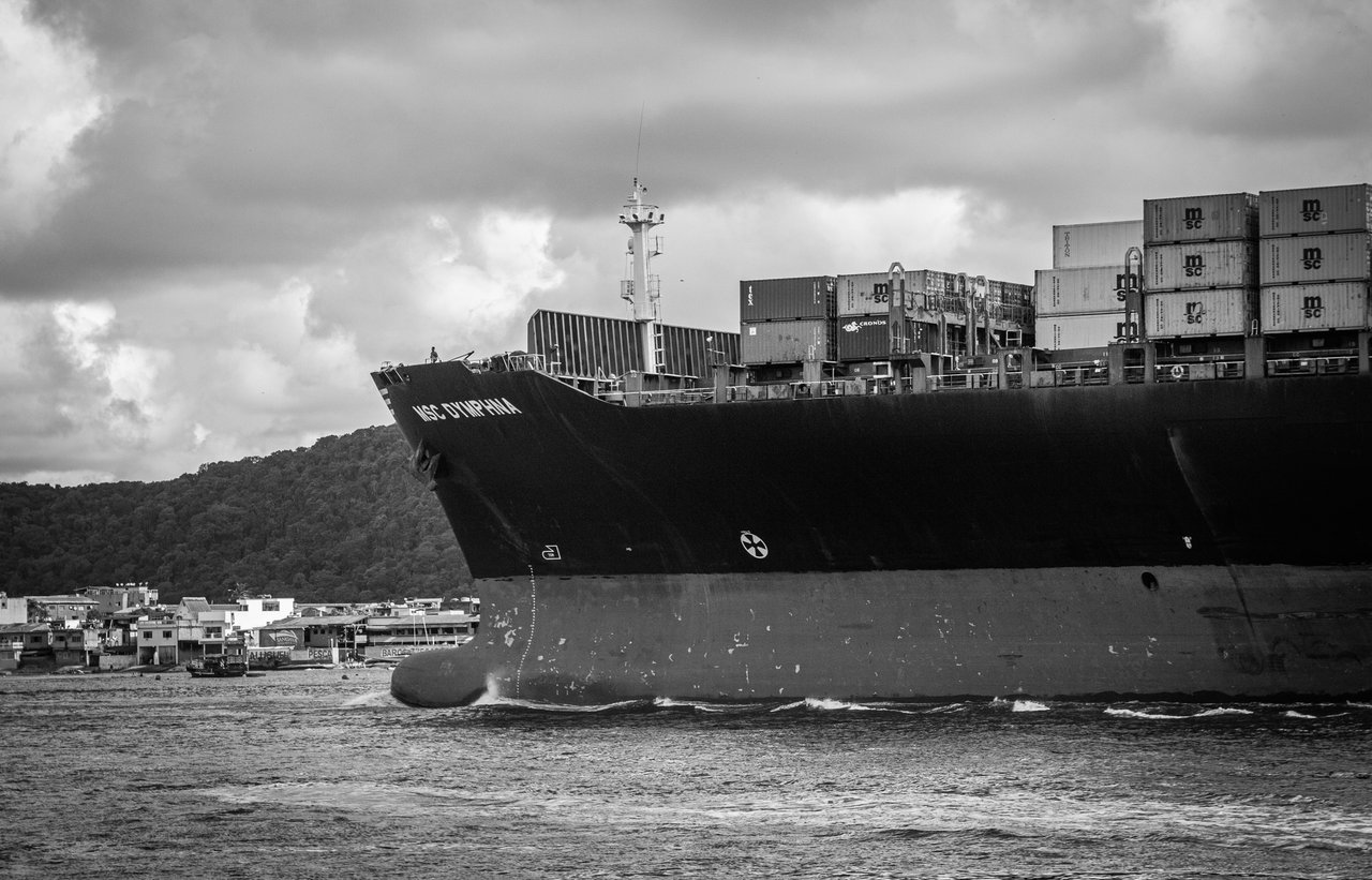 Navio porta-contêineres no Porto de Santos, em imagem em preto e branco.