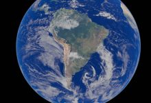 Imagem de satélite da América do Sul vista do espaço, com o continente cercado pelo oceano azul.