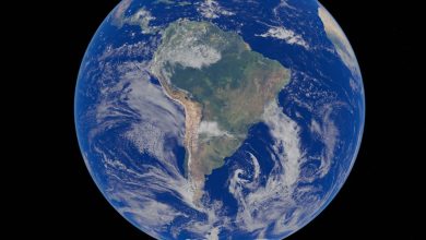 Imagem de satélite da América do Sul vista do espaço, com o continente cercado pelo oceano azul.