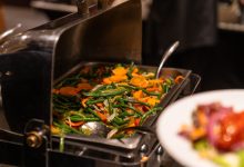 Bandeja de buffet com variedade de vegetais cozidos prontos para servir