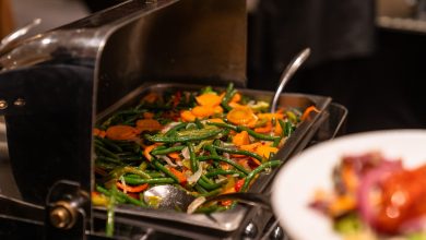 Bandeja de buffet com variedade de vegetais cozidos prontos para servir